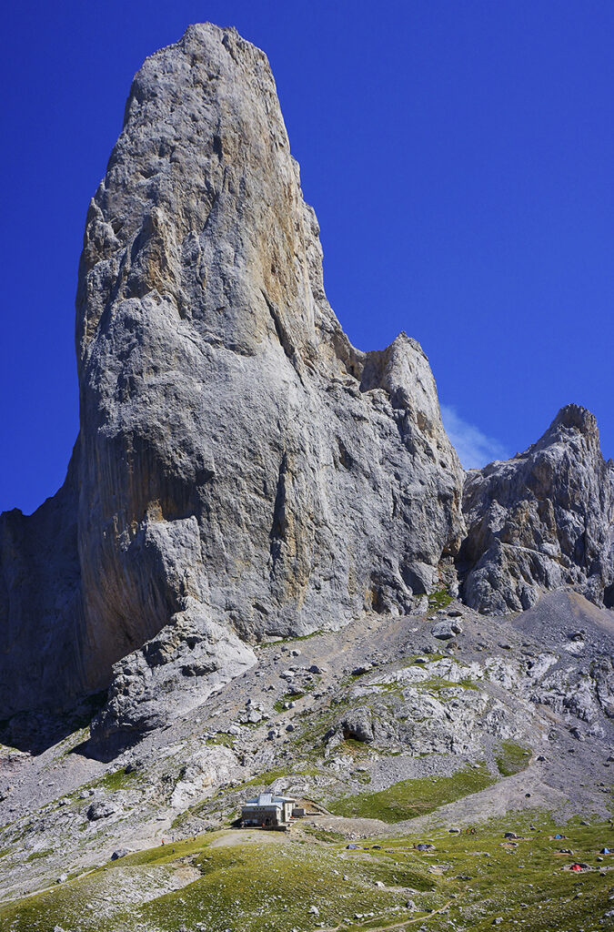 Naranjo de Bulnes (Picu Urriellu) con el refugio a sus pies