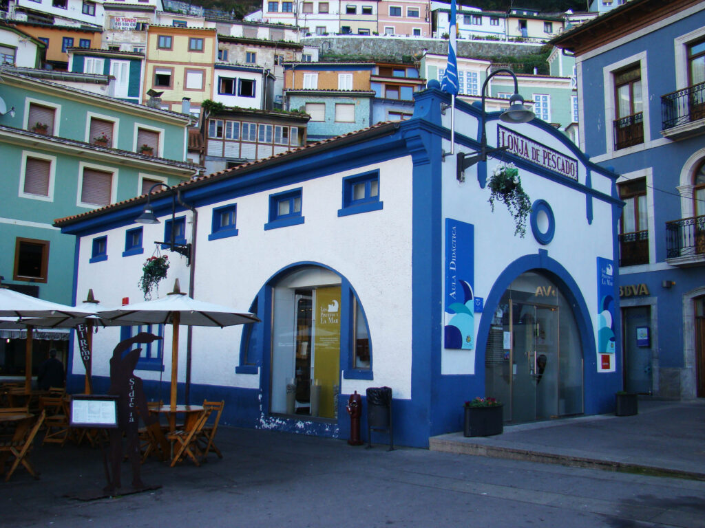 Lonja de pescado del puerto de Cudillero, Asturias