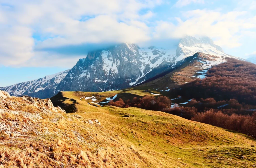 Cumbres de los Picos de Europa desde Arenas de Cabrales, Asturias
