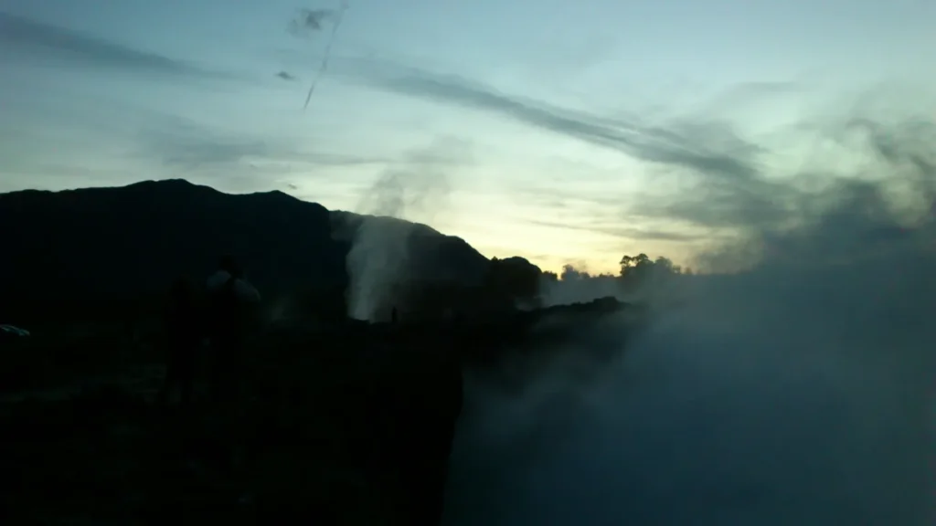 Bufones de Pría, Llanes, con un chorro de agua saliendo de los acantilados
