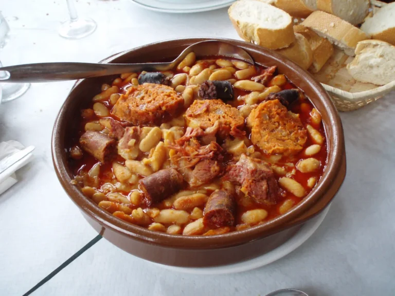 Fabada asturiana servida en cazuela de barro