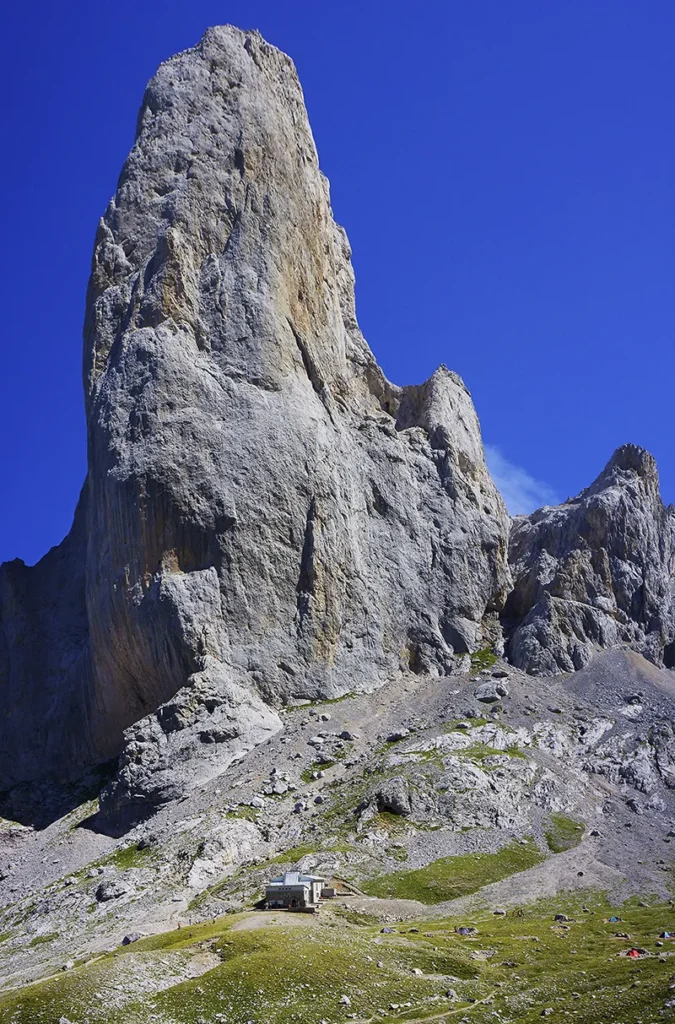 Naranjo de Bulnes (Picu Urriellu) con el refugio a sus pies