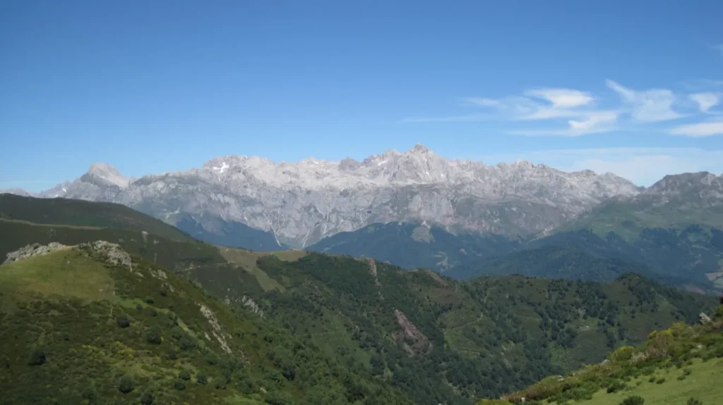 Panorámica del Macizo de los Urrieles, Picos de Europa, desde el puerto de San Glorio