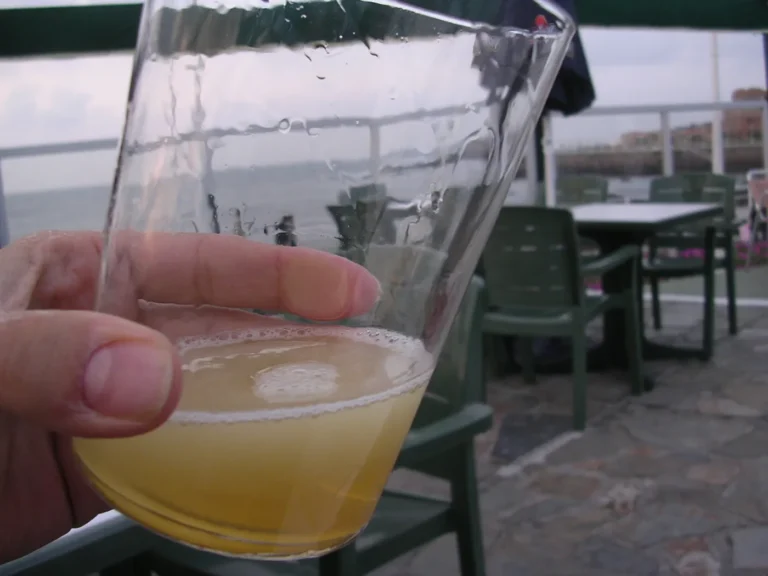 Culín de sidra asturiana recién escanciada