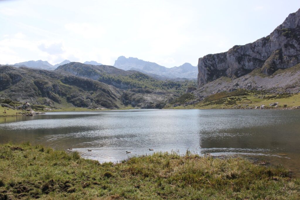 Uno de los Lagos de Covadonga, en el Parque Nacional de los Picos de Europa, casi sin visitantes