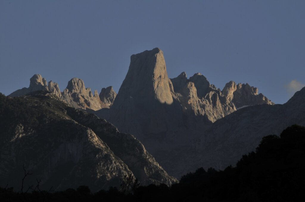 El Naranjo de Bulnes al atardecer visto desde la carretera entre Arenas de Cabrales y Cangas de Onís